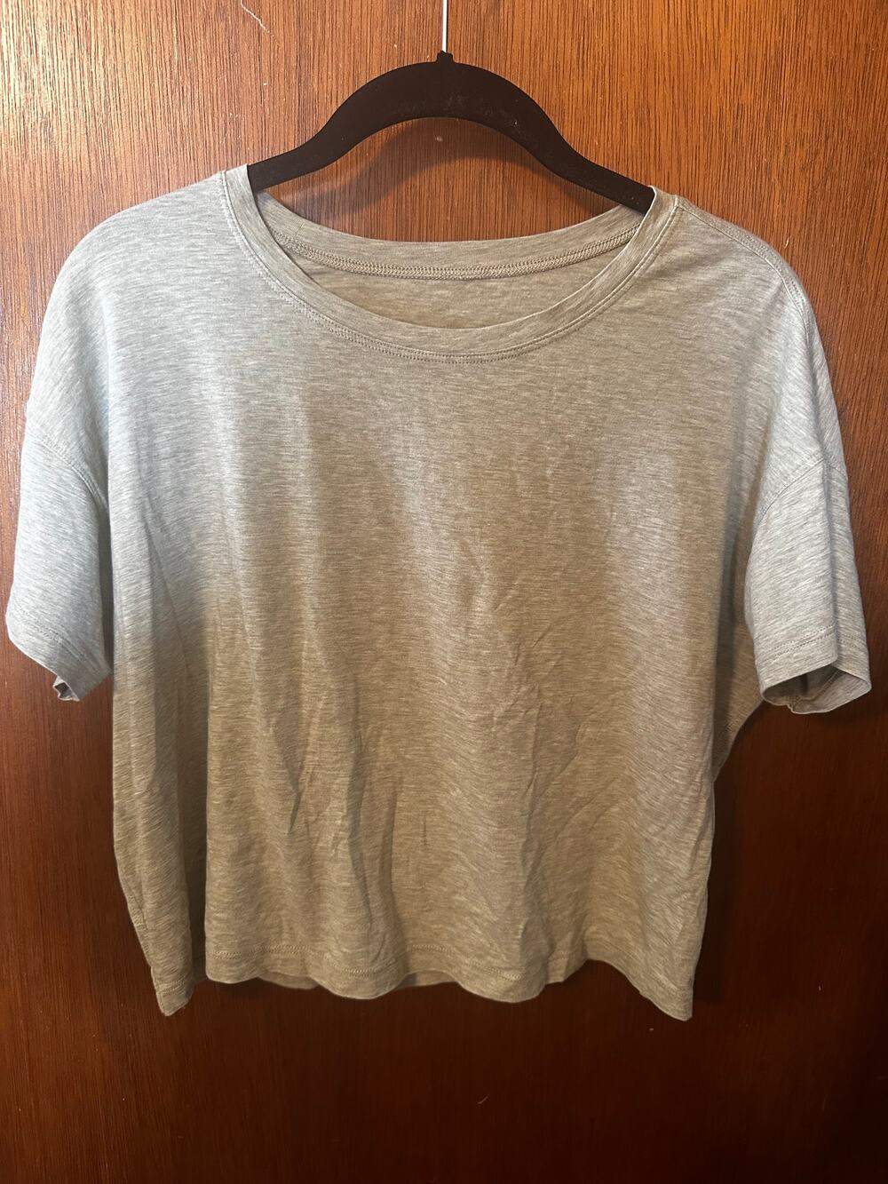 LULULEMON CROPPED LIGHT GREEN TEE; SIZE MED